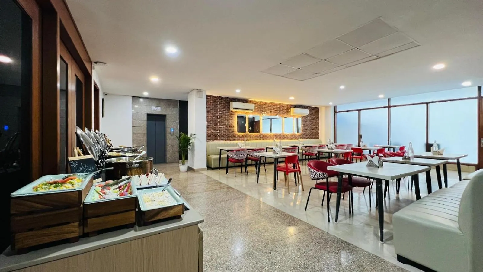 Bluo 1Bhk Suite Medicity - Bathtub, Kitchen Lift #Staycation Gurgáon 0*,  Indie