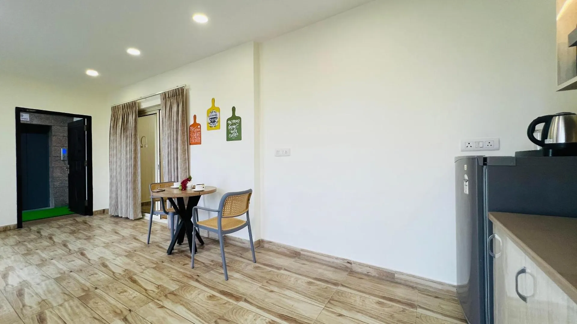 Bluo 1Bhk Suite Medicity - Bathtub, Kitchen Lift #Staycation Gurgáon Apartmán